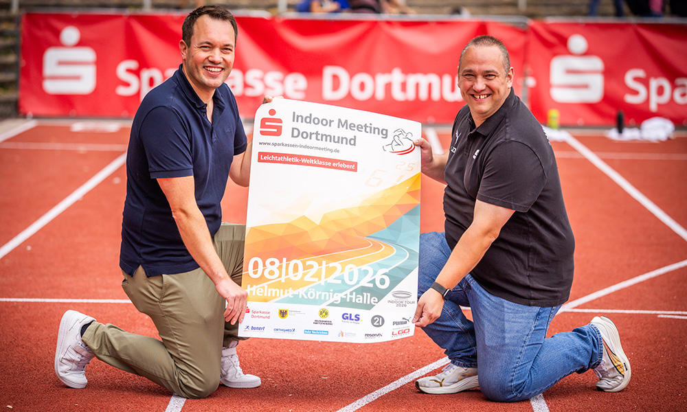 Sebastian Junker und Yoshi Müller präsentieren das Plakat zum Sparkassen Indoor Meeting 2026 (Foto: Stephan Schütze)