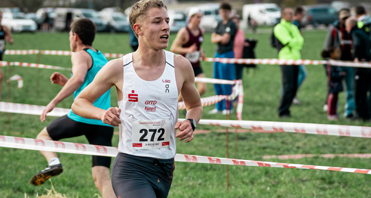 Lenny Riebe läuft beim Cross in Pforzheim auf Rang 9
