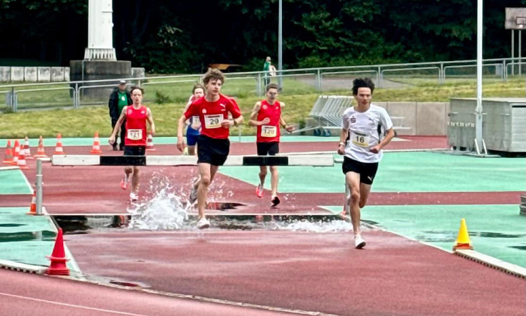 Schmelz und Urner laufen U16-DM-Norm über die Hindernisse
